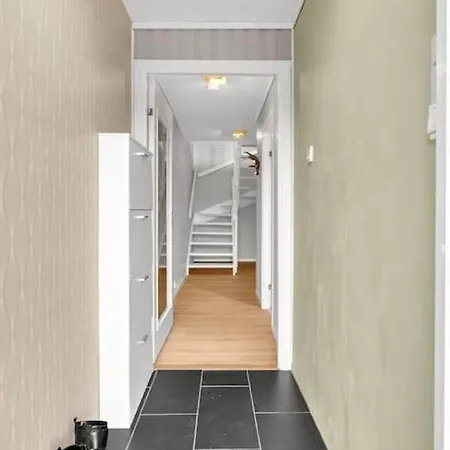 شقة Flott Og Sentral Moderne Leilighet Pa 2 Etasjer *